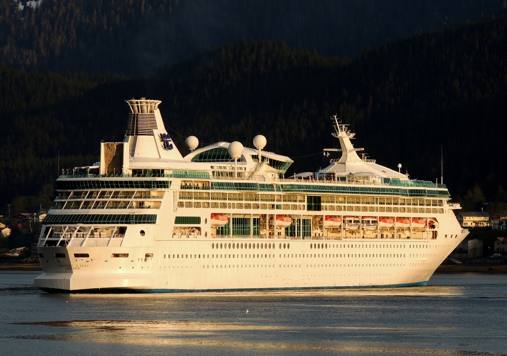 El Rhapsody of the Seas fondeando en Juneau (Alaska) en un día de verano... CRUCEROS RHAPSODY OF THE SEAS ROYAL CARIBBEAN CRUISES OFERTAS CRUCEROS MEDITERRANEO CRUCEROS CARIBE ROYAL CARIBBEAN ISLAS GRIEGAS CRUCEROS ROMA CRUCEROS EUROPA